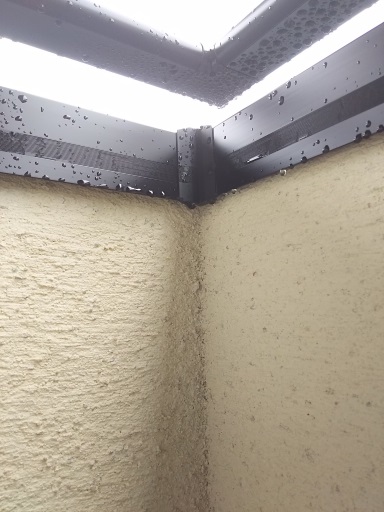 雨の日のバルコニー上部の笠木です。笠木の雨粒が外壁に当たらないようになってます。